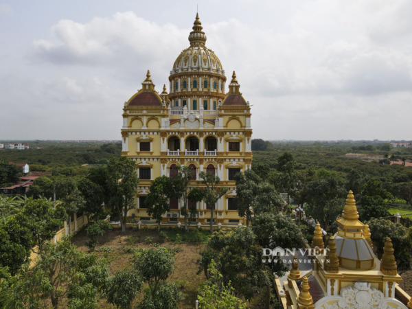 Bí ẩn bên trong toà lâu đài vàng của ông chủ lò gạch Hưng Yên: Xây 3 năm chỉ tốn hơn 10 tỷ, giờ cao điểm 70 nhân công cùng làm